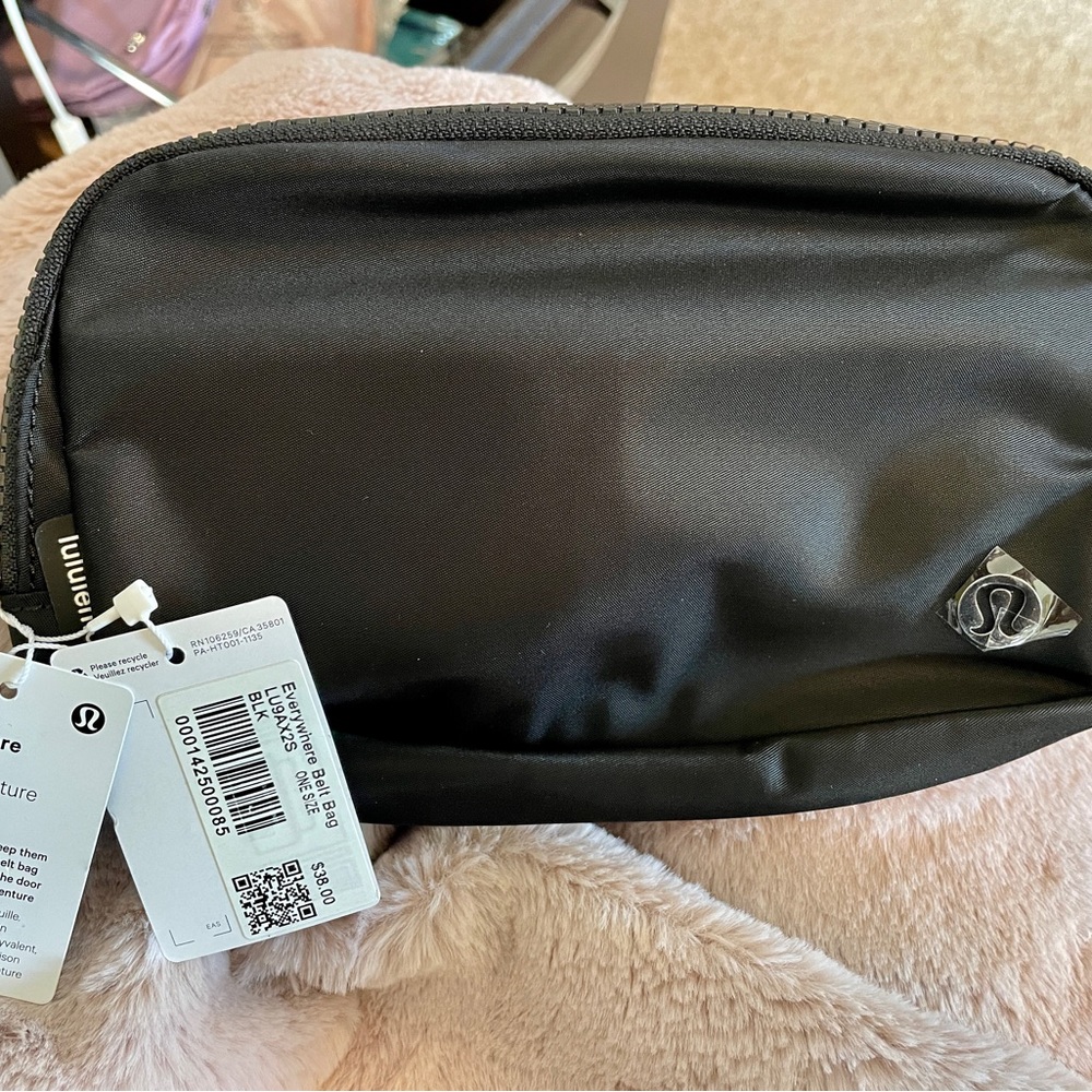 NWT lululemon everywhere belt bag black